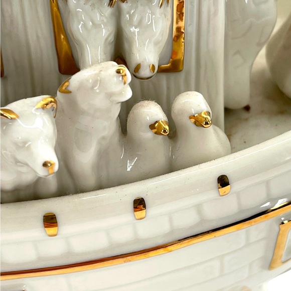 Mikasa Fine Porcelian "Noah's Ark" FKOO1-311 Figurine with Gold Accent in EUC 5" - Picture 7 of 10